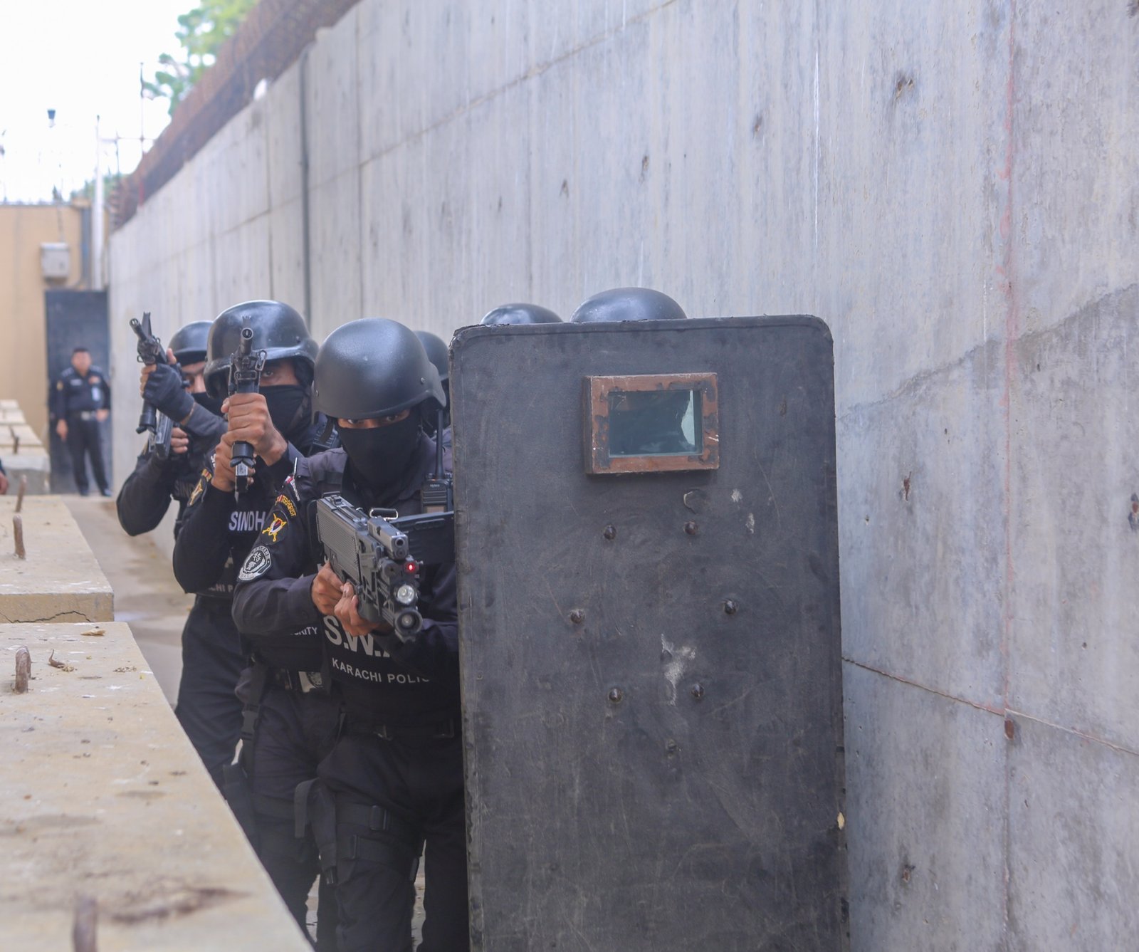 SSU tactical team with ballistic shield in operation
