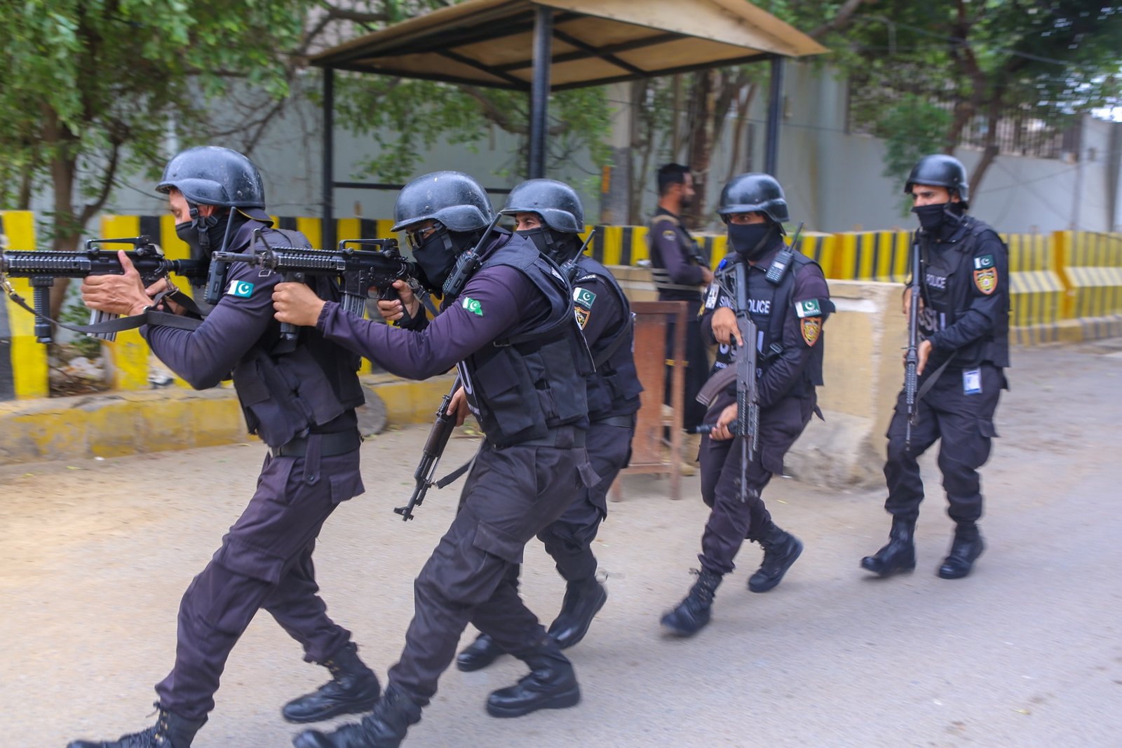 SSU officers on tactical patrol advance