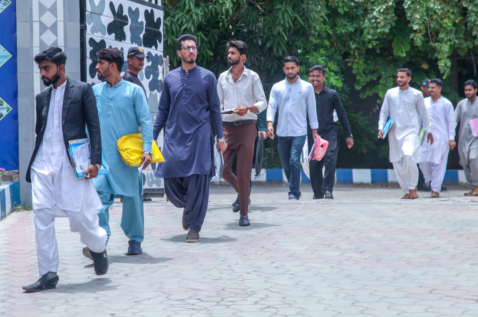 Young aspiring recruits arriving at SSU recruitment centre