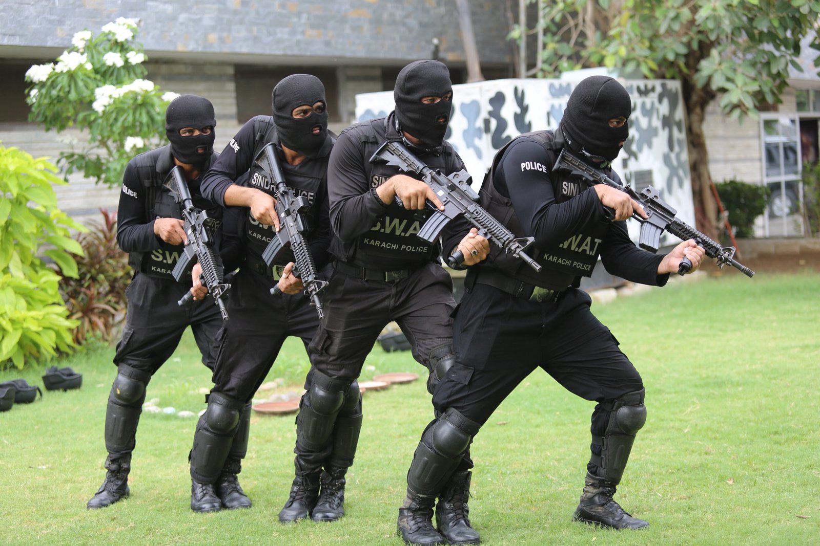 SSU commandos in dynamic tactical formation