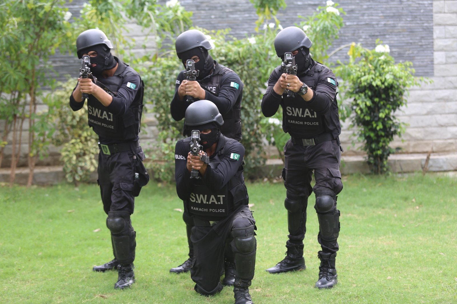 SSU officers in weapons ready position