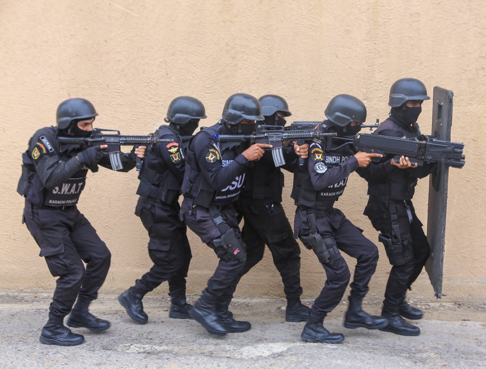 SSU tactical team advancing in line formation