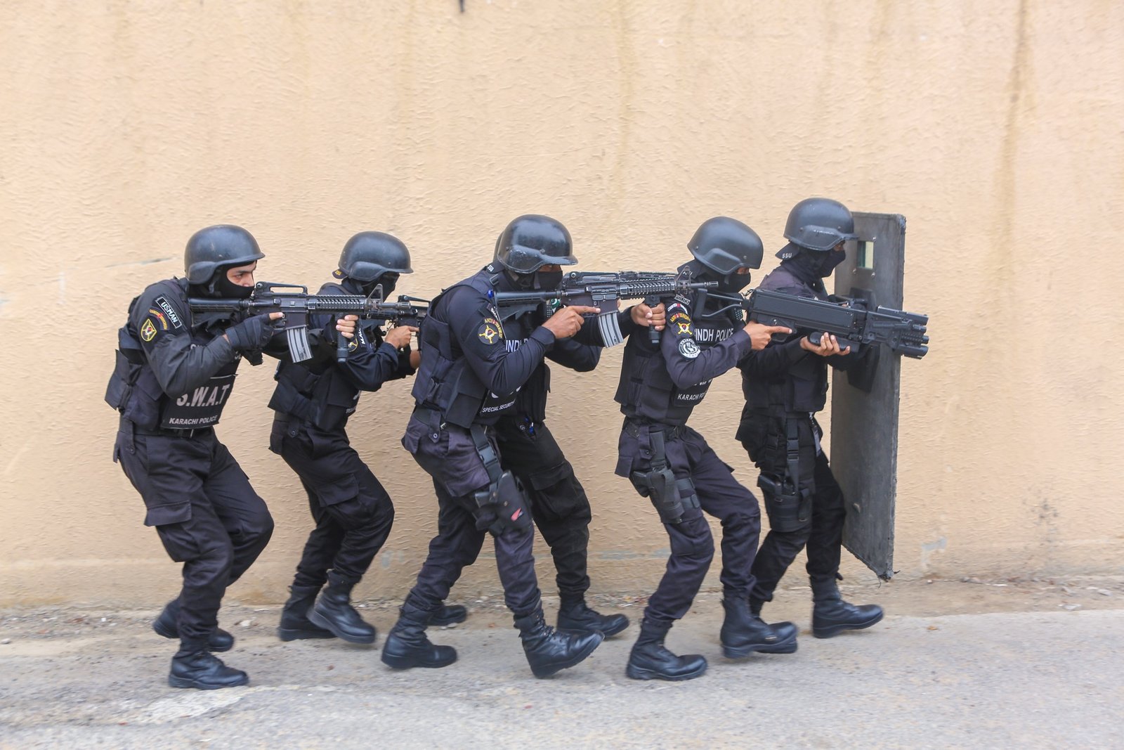 SSU SWAT team in stacked tactical advance
